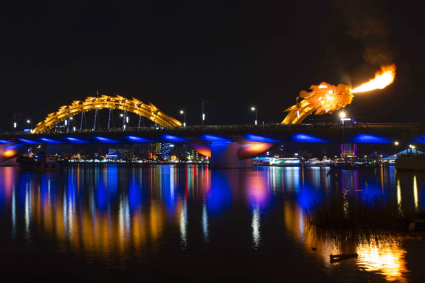 Cầu Rồng phun lửa ban đêm