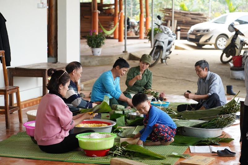Gia đình gói bánh chưng Tết