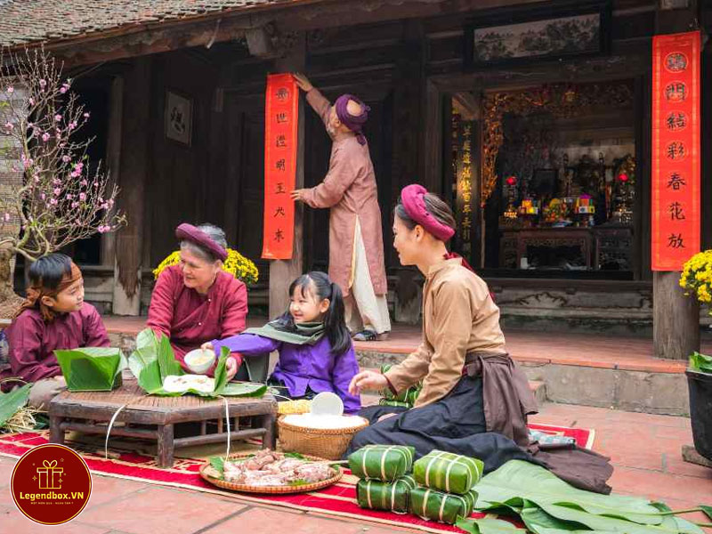 Gia đình treo câu đối Tết