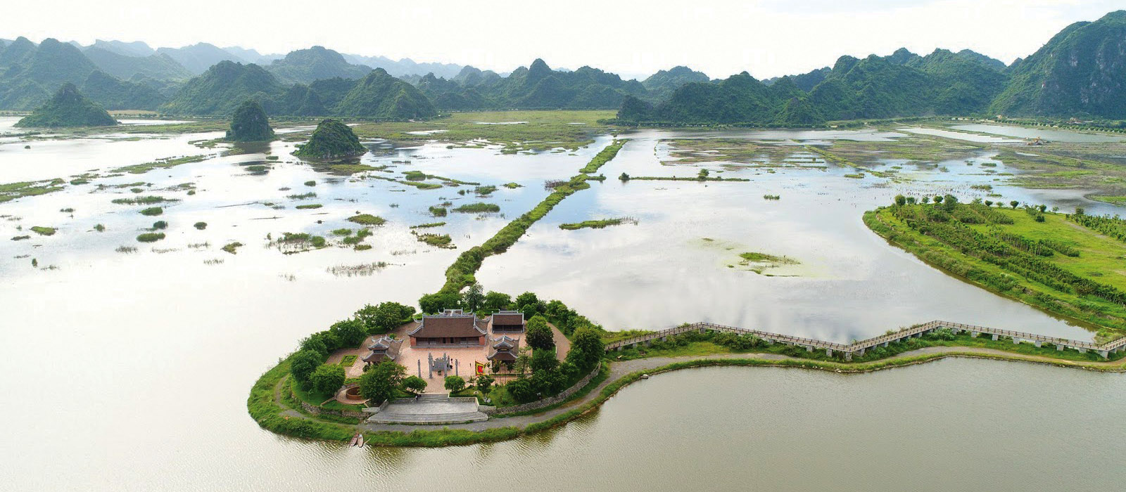 Hồ Tam Chúc trên cao