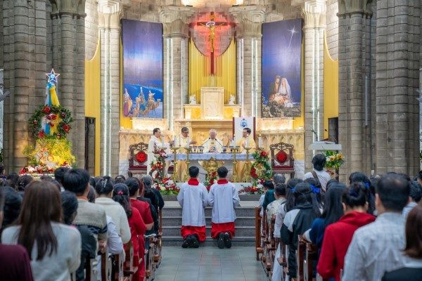 Buổi lễ tại Nhà thờ Đá