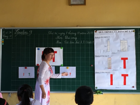 Cô giáo dạy thủ công