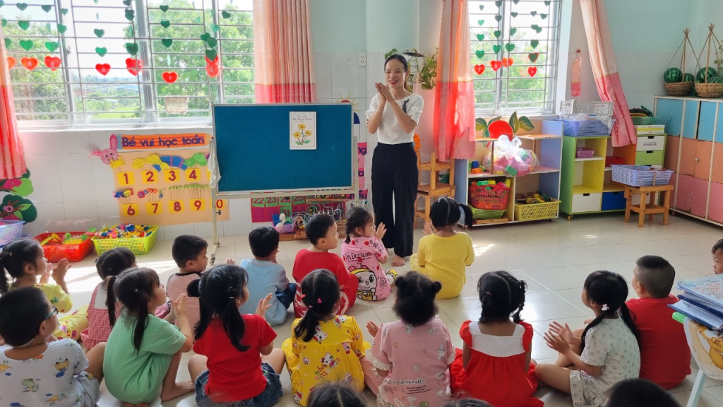 Cô giáo và trẻ mầm non