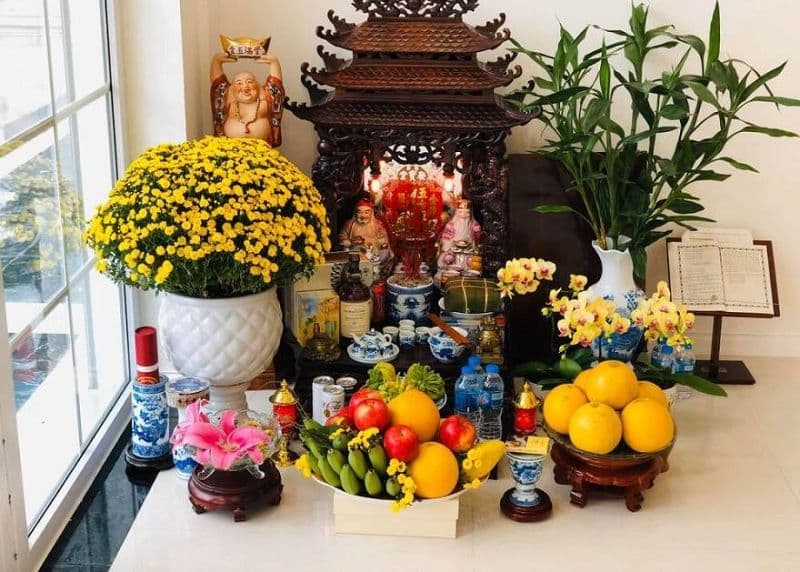 Dọn dẹp bàn thờ Thần Tài
