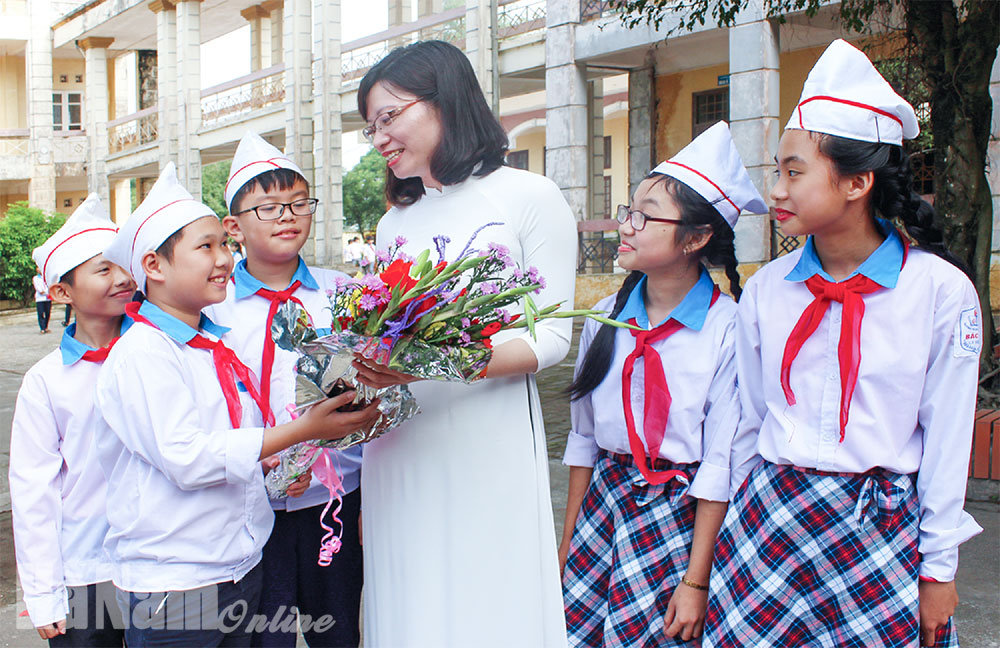 Học sinh tri ân thầy cô