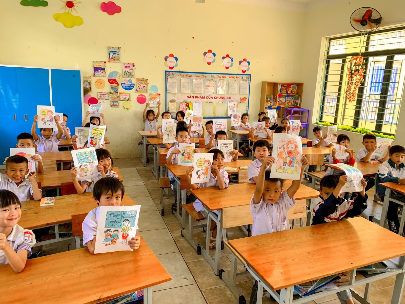 Lớp học vui vẻ ngày 20/11