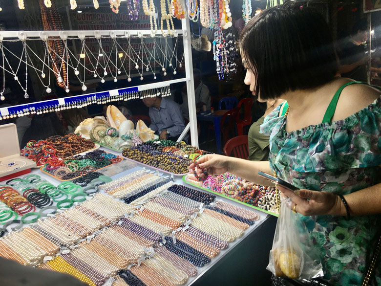 Mỹ phẩm trang sức chợ đêm