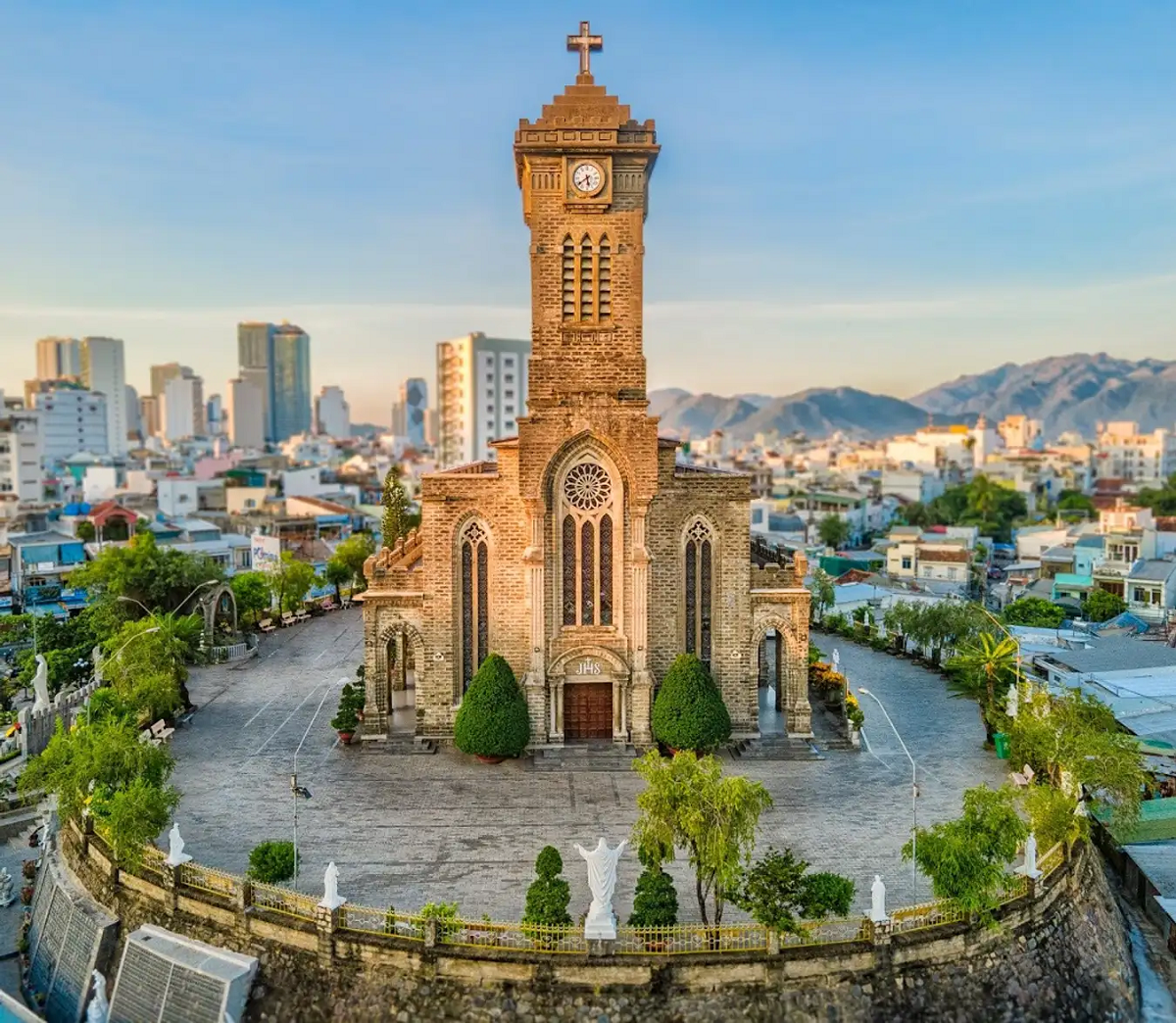 Nhà thờ Đá Nha Trang nhìn từ xa