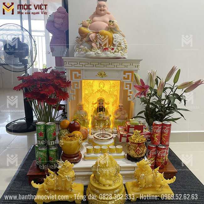 Thắp hương cúng Thần Tài