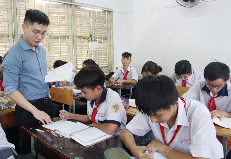 Thầy giáo và học sinh
