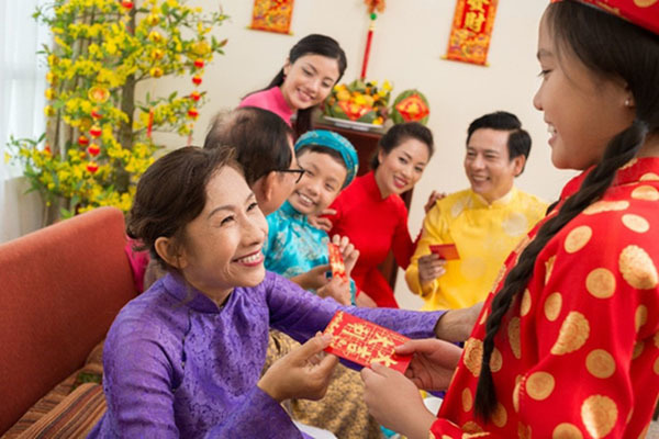 Trao lì xì ngày Tết