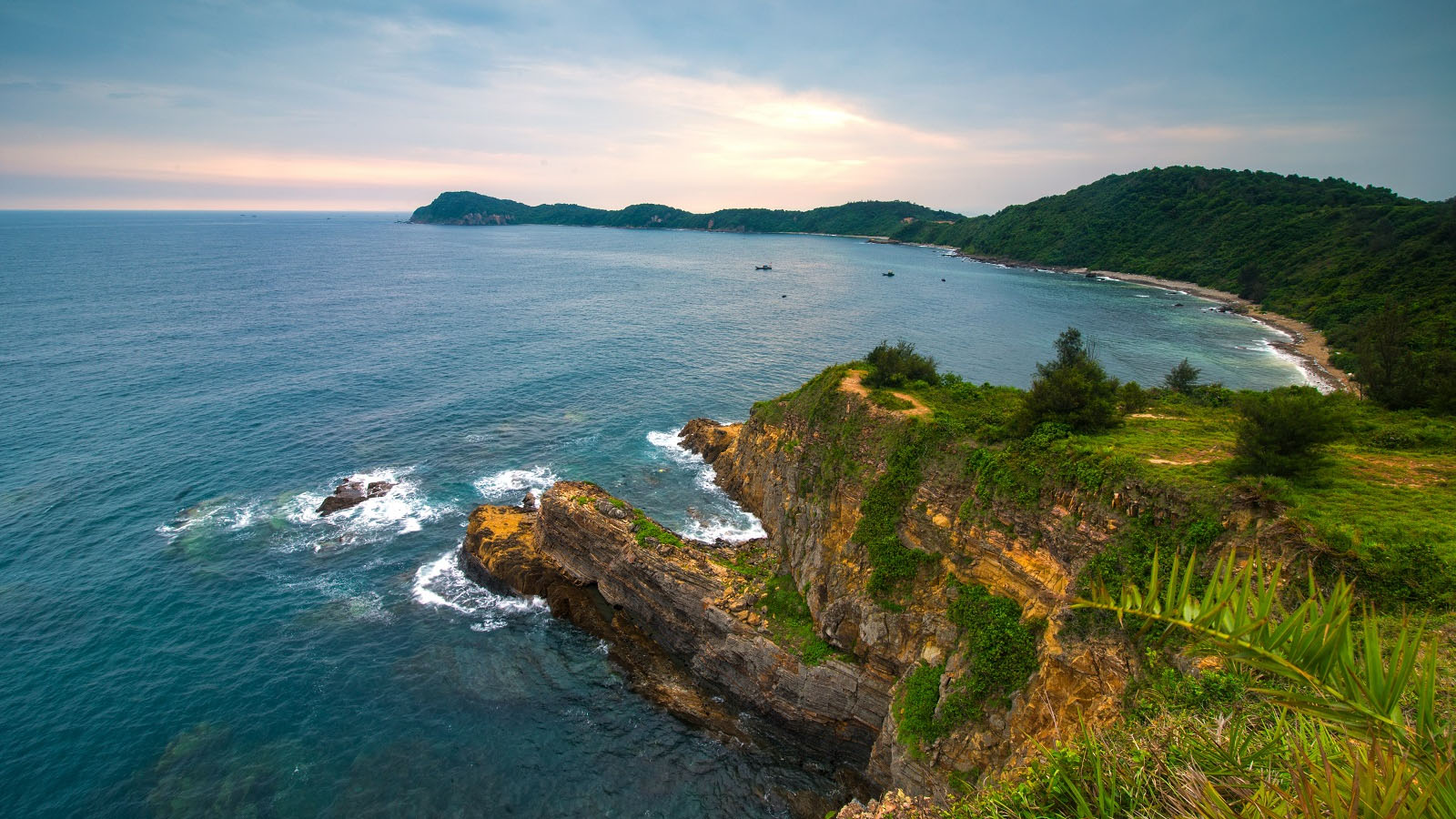 Bãi đá hoang sơ