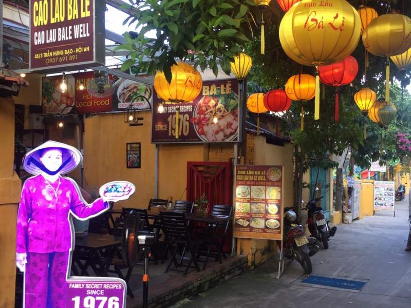 Cao lầu chợ đêm Hội An