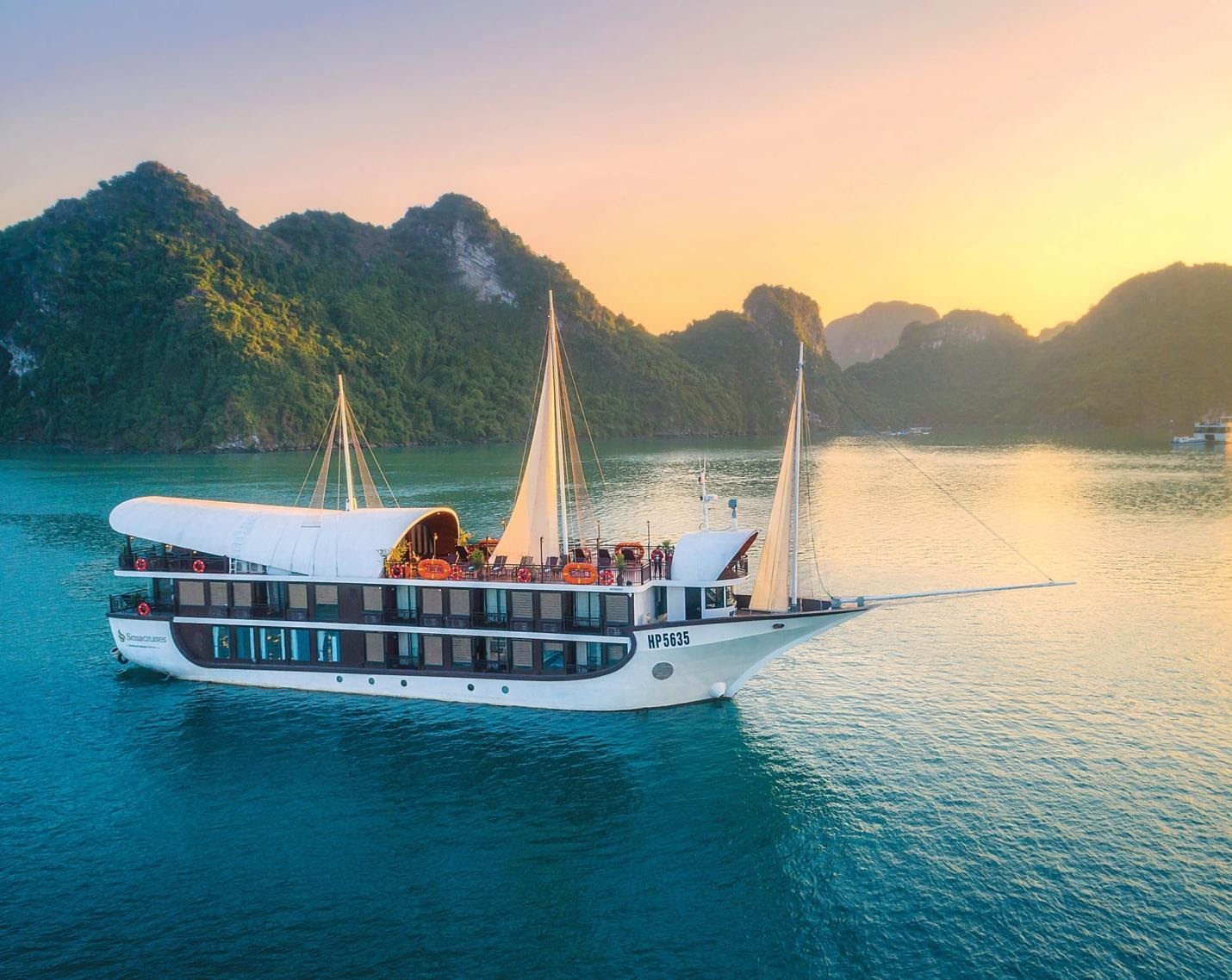 Du thuyền trên Vịnh Hạ Long
