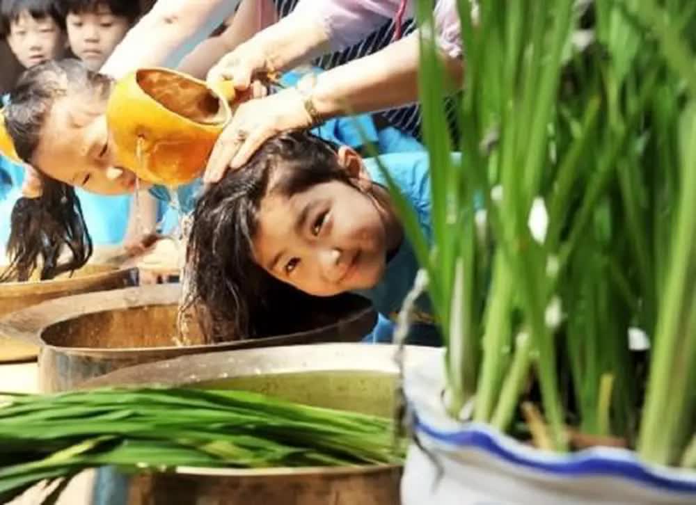 Tắm lá mùi ngày Đoan Ngọ