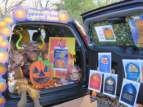 Trunk-or-treating Halloween hiện đại