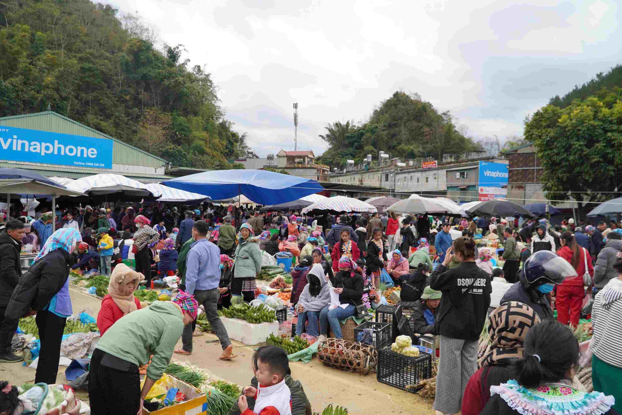 Chợ phiên San Thàng rộn ràng